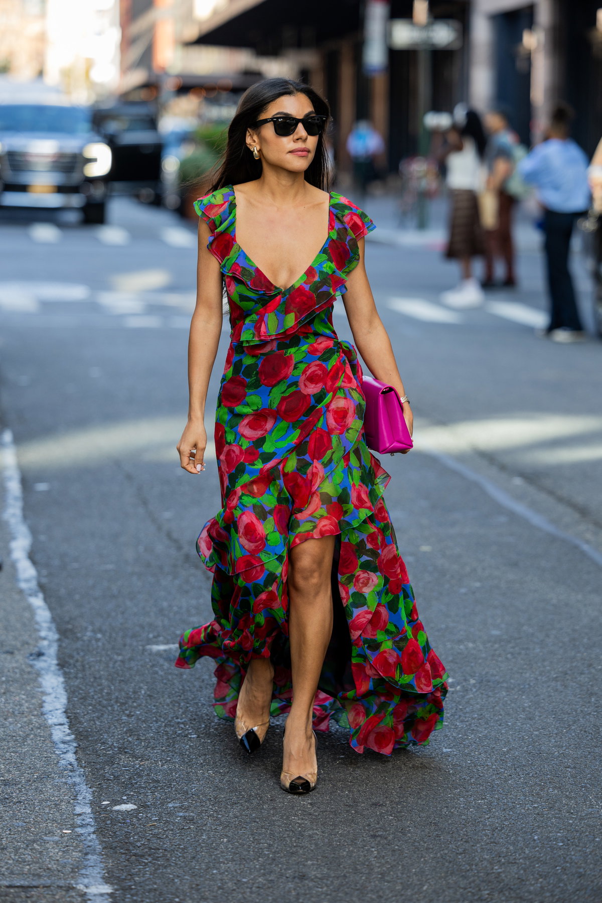 Frau in Kleid mit Blumen