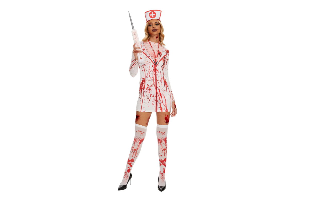 Frau trägt Kostüm Halloween