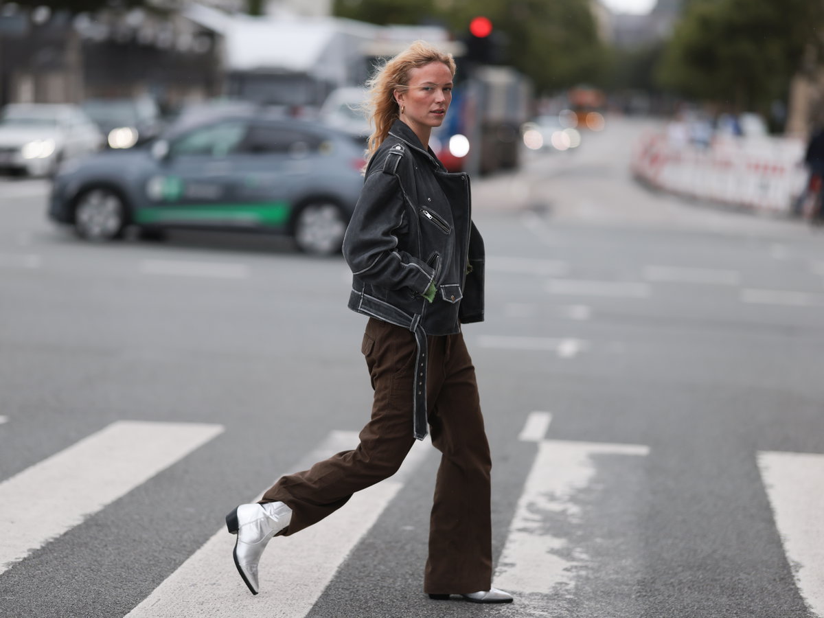 Frau in Lederjacke