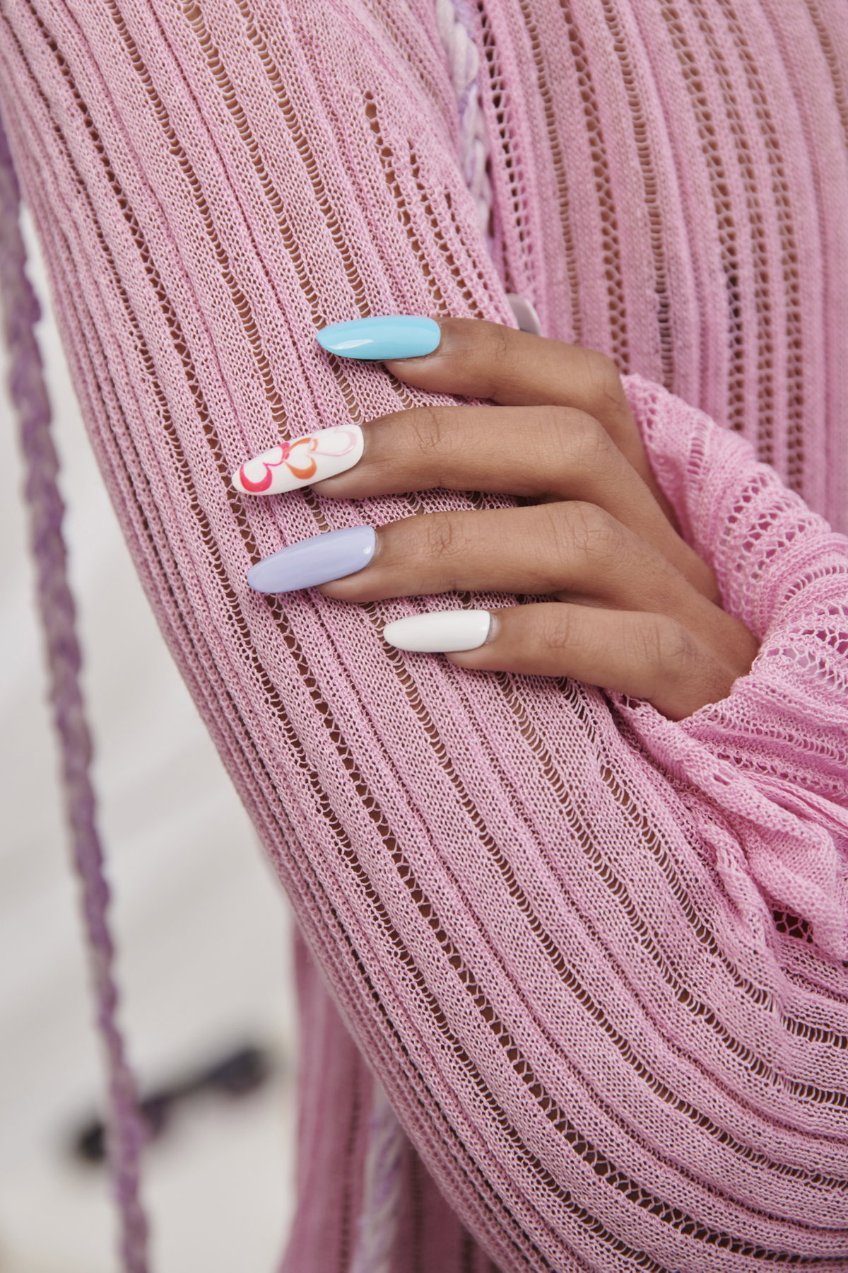 Model trägt Press On Nails auf Fashion Show Rambaldi