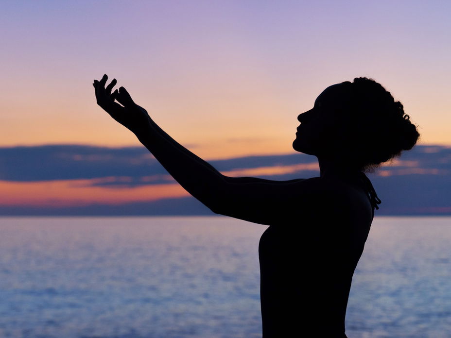 Silhouette einer Frau am Meer