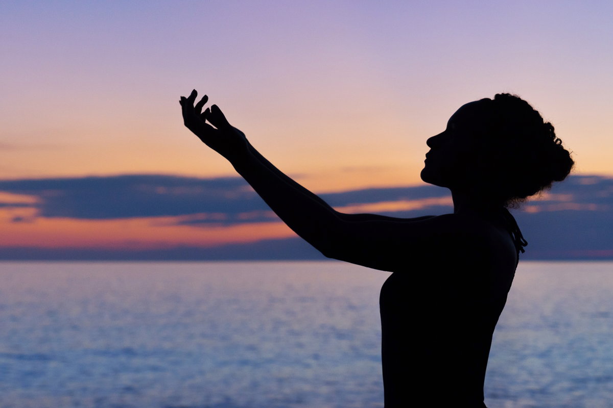 Silhouette einer Frau am Meer