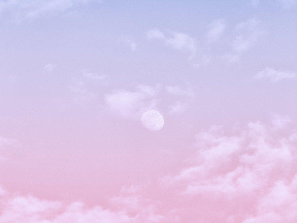 Pinke Wolken und Vollmond
