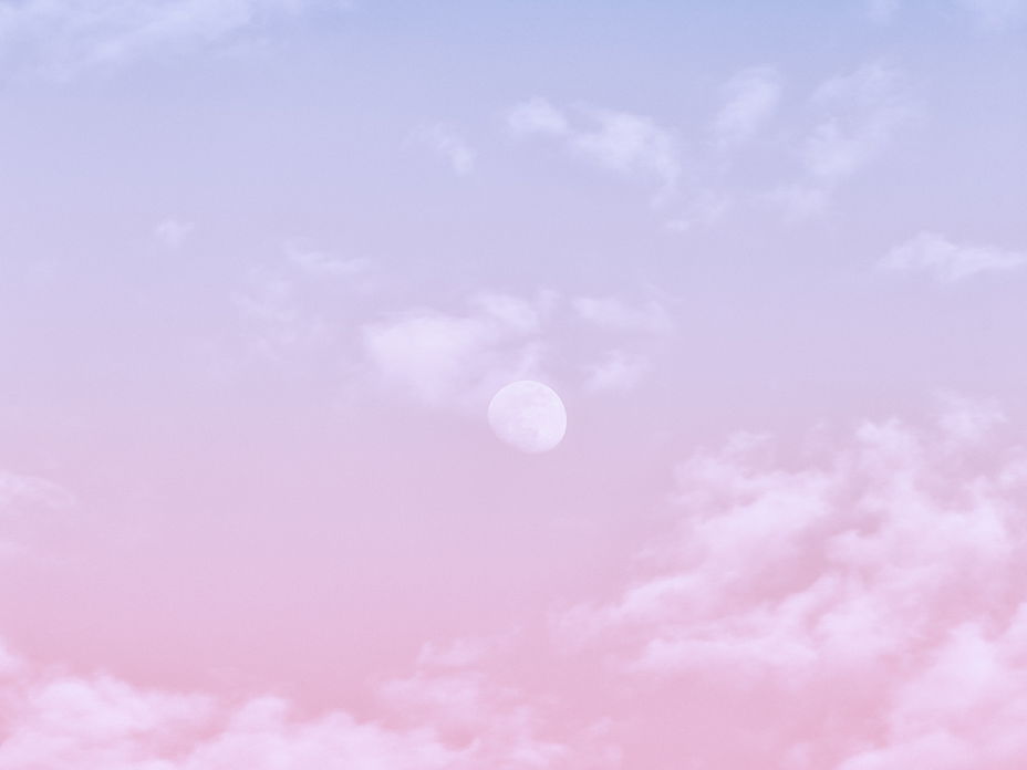 Pinke Wolken und Vollmond