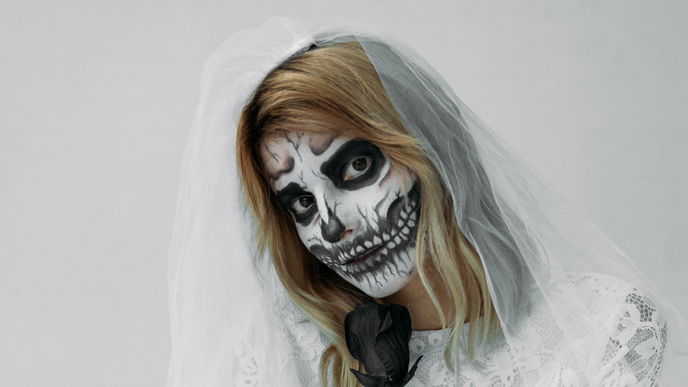 Skelett schminken: So gelingt dir das perfekte Halloween Make-up