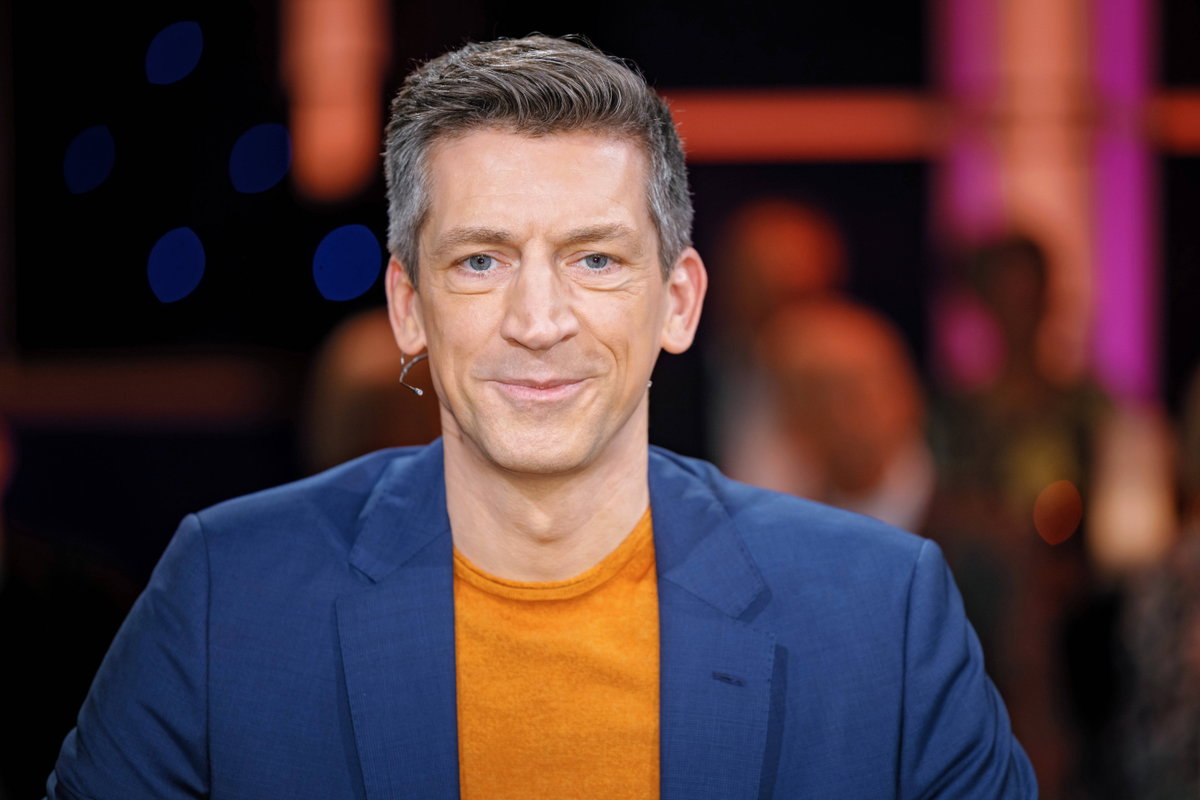 Moderator Steffen Hallaschka mit blauem Sakko