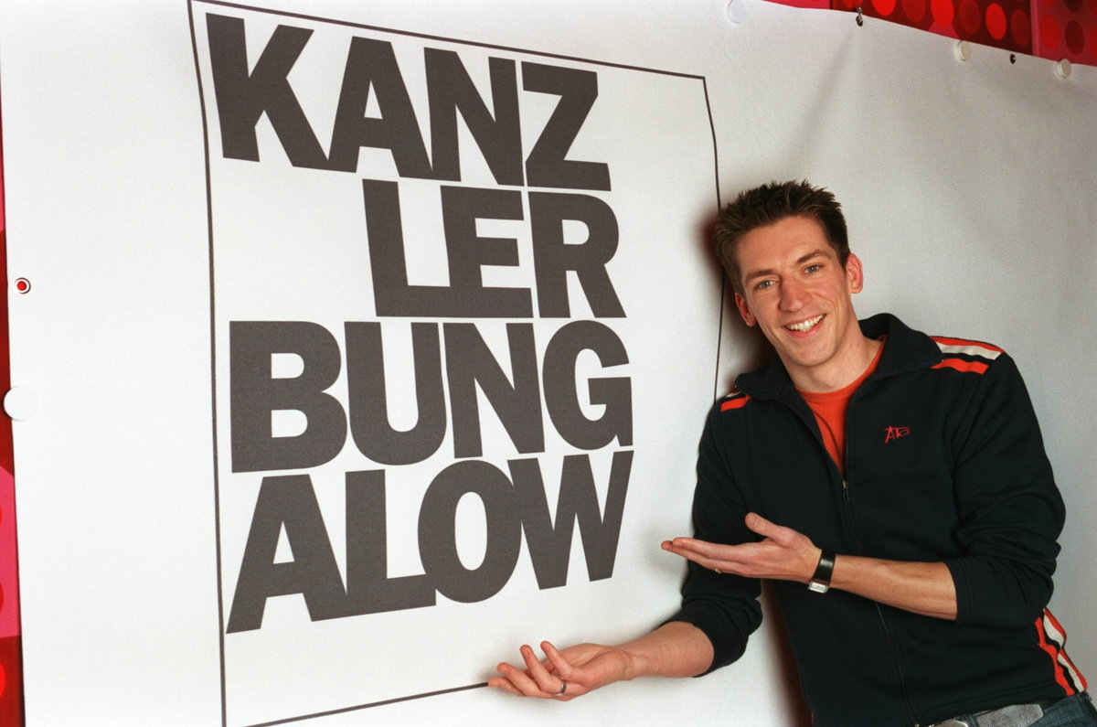 Steffen Hallaschka vor einem Plakat der WDR-Politikshow "Kanzlerbungalow"