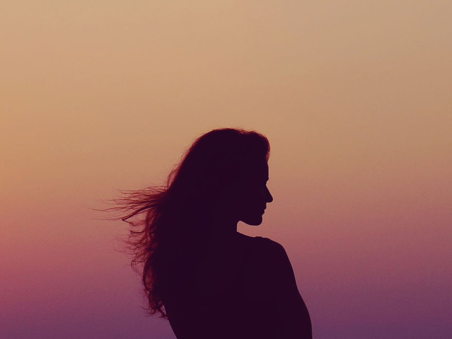 Frau bei Sonnenuntergang