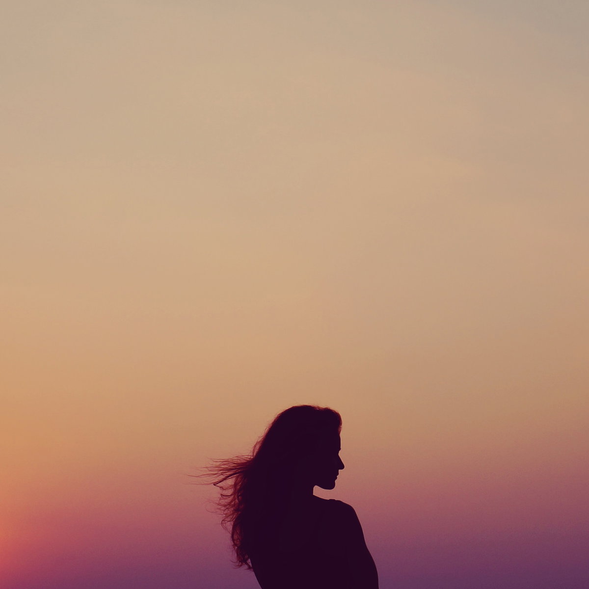 Frau bei Sonnenuntergang