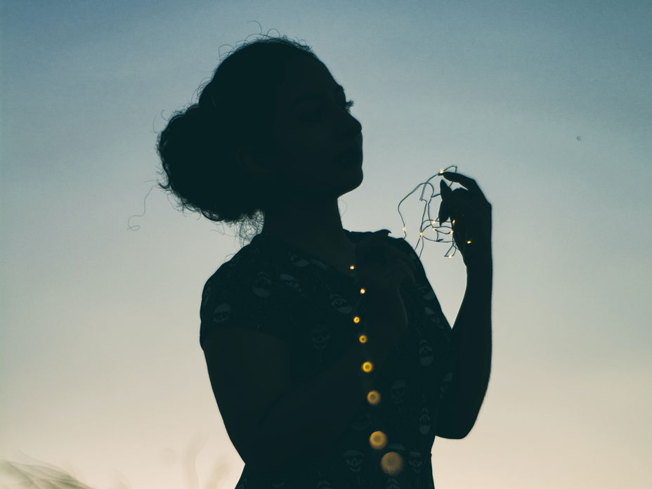 Frau mit Lichterkette