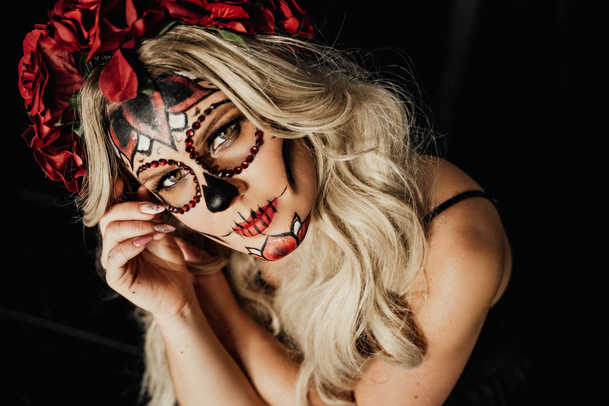 Natürlich gibt es verschiedenen Interpretationen des Make-ups – in jedem Fall macht der Look ordentlich was her.