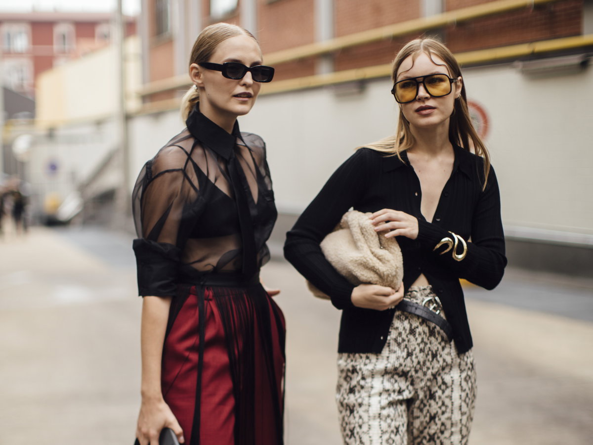 Zwei Frauen mit Sonnenbrille auf der Mailänder Fashion Week