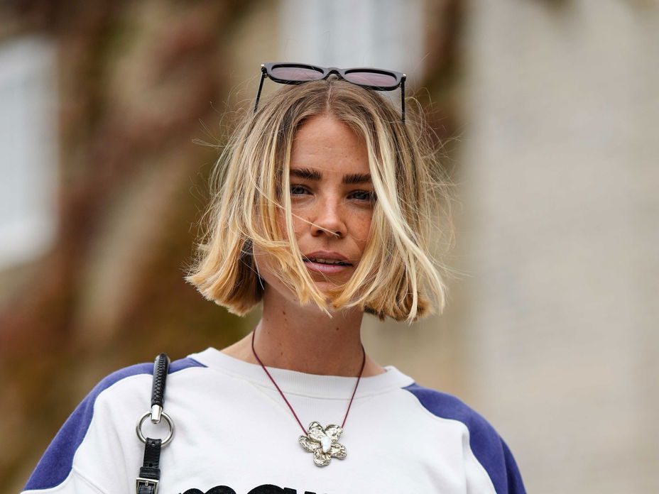 Frau trägt Long Bob