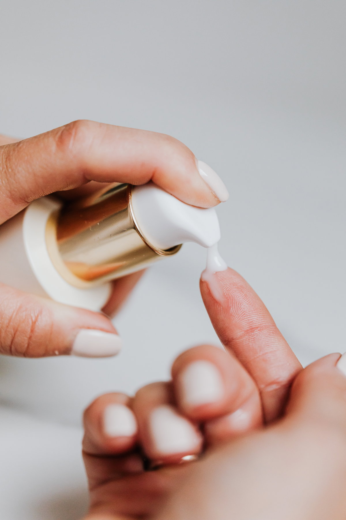 Ob Serum, Peeling oder eine Creme – wir zeigen dir, welche Inhaltsstoffe deine Hautpflege jetzt perfekt machen.
