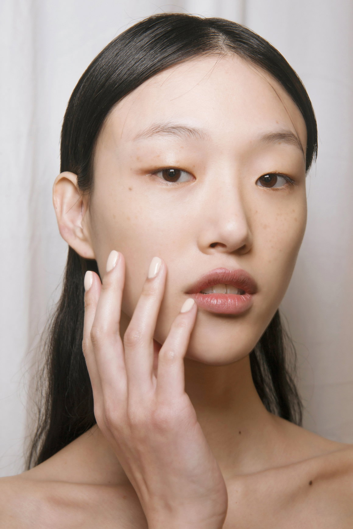 Hafermilch ist die eleganteste Nagellackfarbe im Herbst. Sie ist zeitlos, vielseitig und passt zu jedem Anlass.
