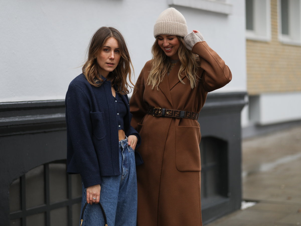 Frauen tragen blaue Boxy-Jacke und braunen Mantel