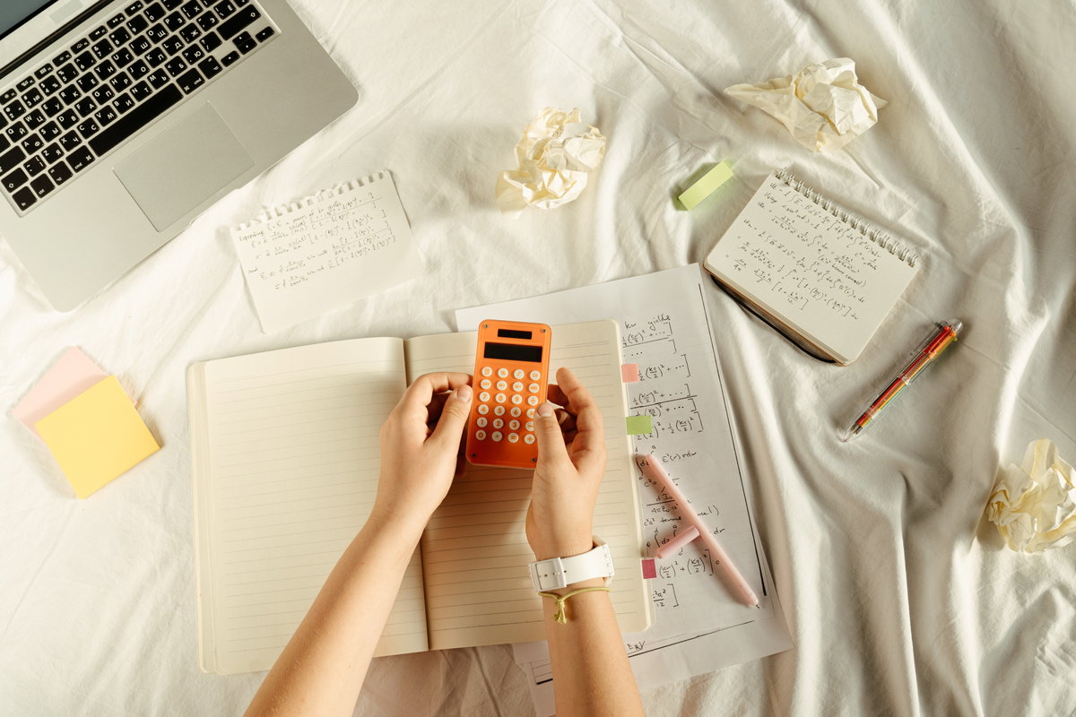 Taschenrechner und Notizen