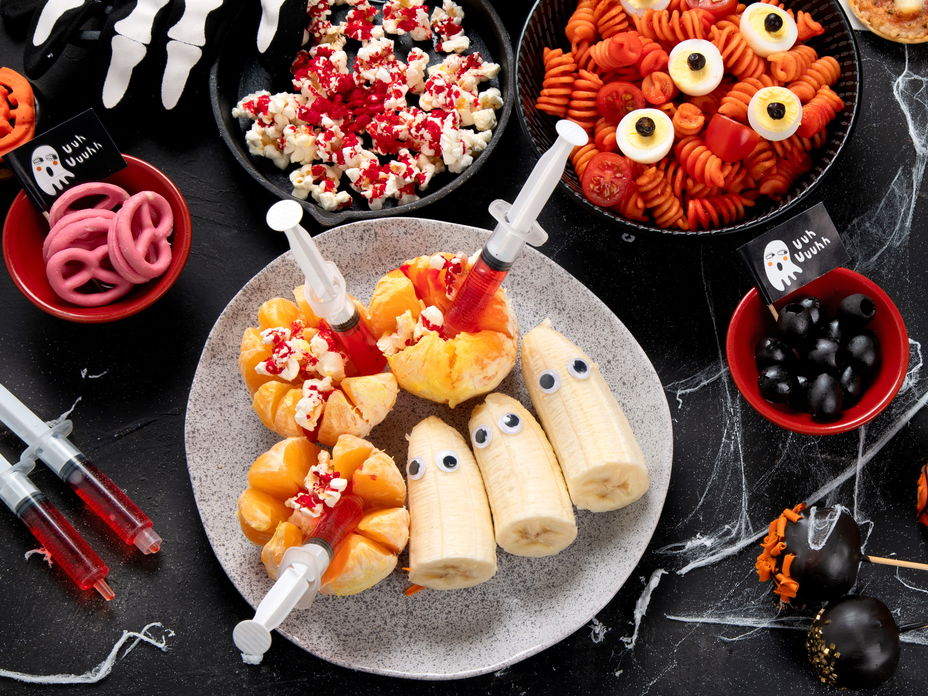 Halloween-Snacks liegen auf einem Tisch verteilt