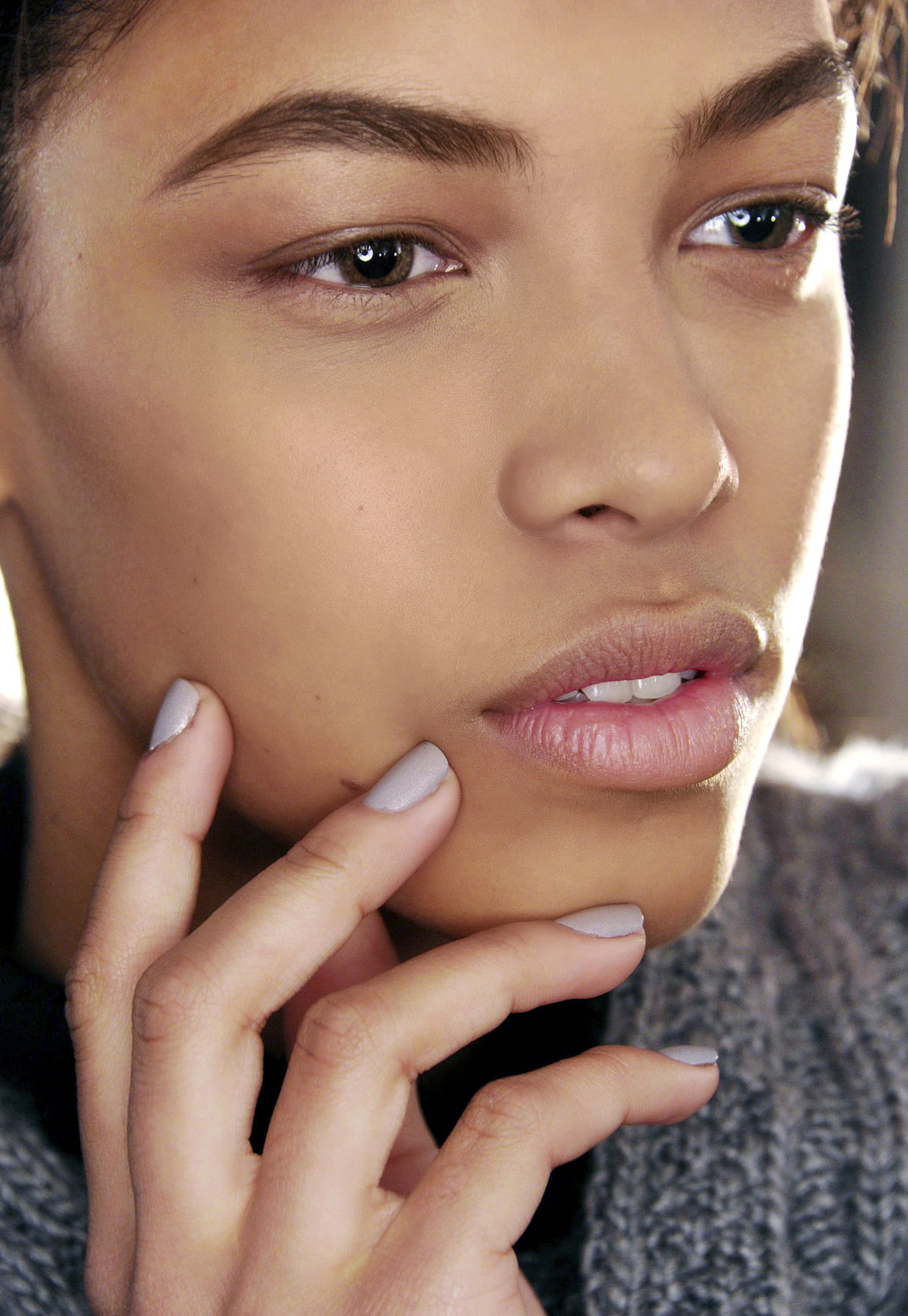 Der "Sweater Weather"-Nails Trend ist eine großartige Möglichkeit, die Nägel in dieser Herbstsaison stilvoll in Szene zu setzen.