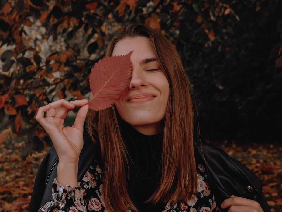 Frau im Herbst