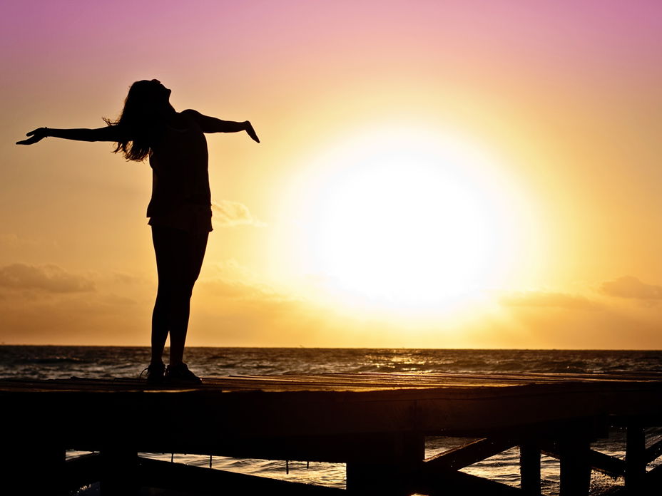 Silhouette einer Frau vor dem Sonnenaufgang