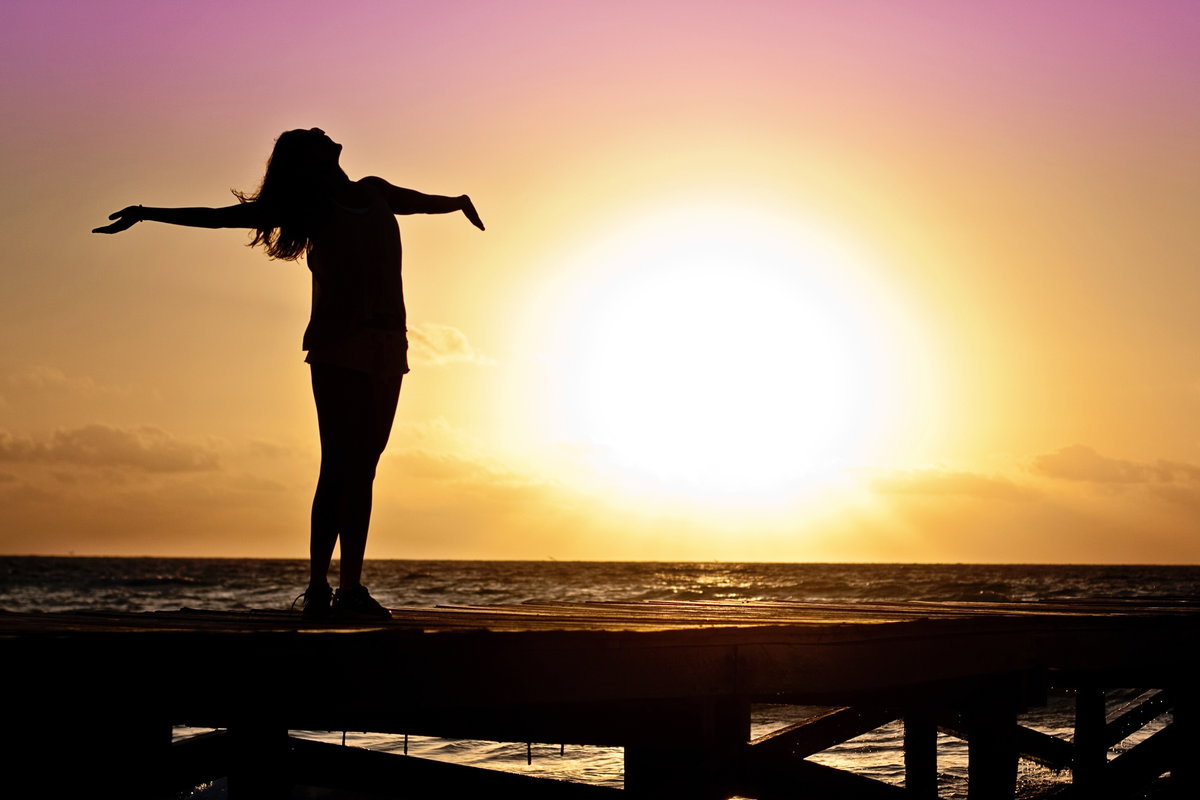 Silhouette einer Frau vor dem Sonnenaufgang
