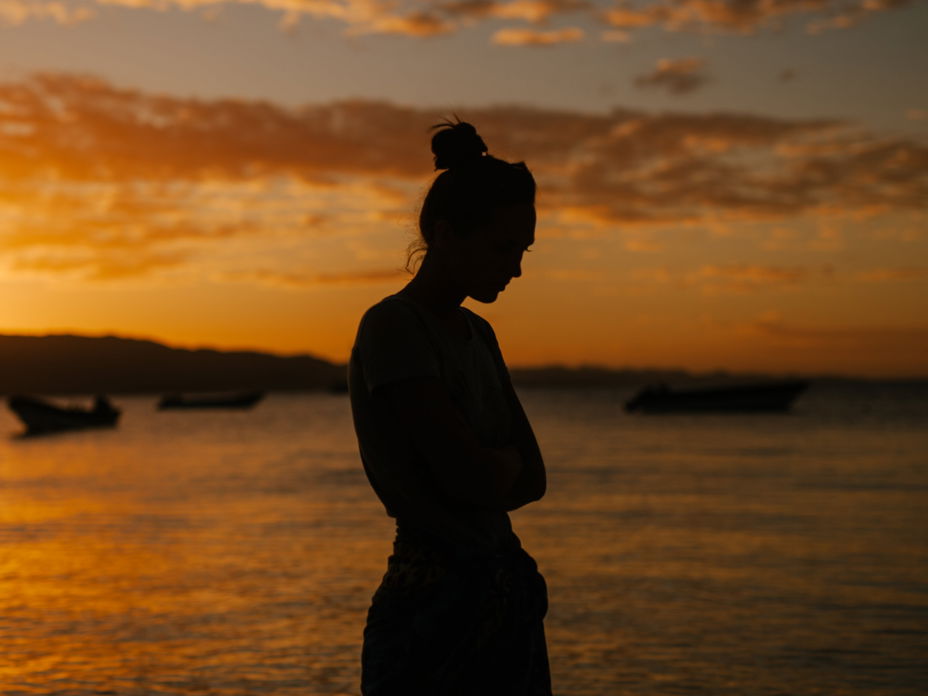 Frau vor Sonnenuntergang