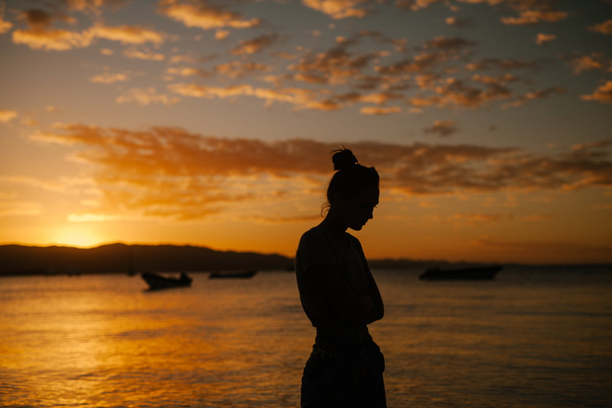 Frau vor Sonnenuntergang