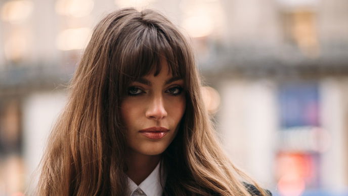 Die Pony-Frisur "Razor Bangs" ist lässig und elegant zugleich