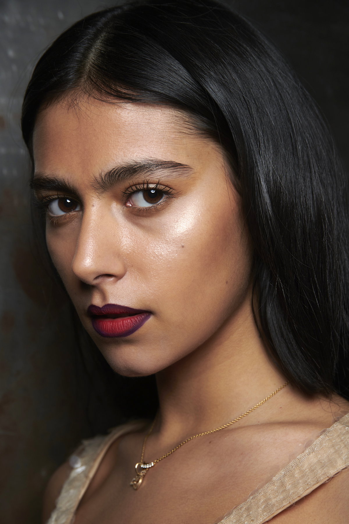 Ein tiefroter Lippenstift in Kombination mit einem dunklen Lipliner passt zu so gut wie jedem Kostüm – vom Vampir bis zum Teufel.