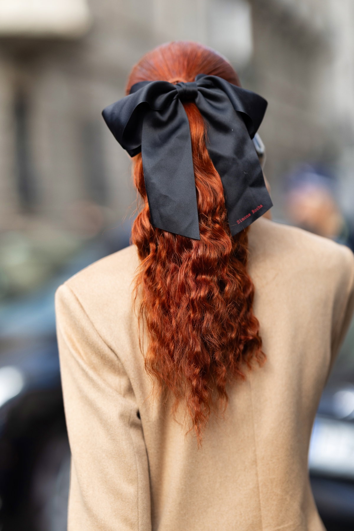 Egal ob in Schwarz, Rosa oder Weiß – süße Haarschleifen sorgen für das gewisse Etwas im Look.