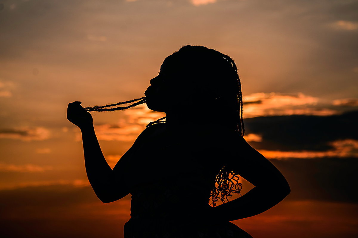 Schwarze Frau in der Nacht