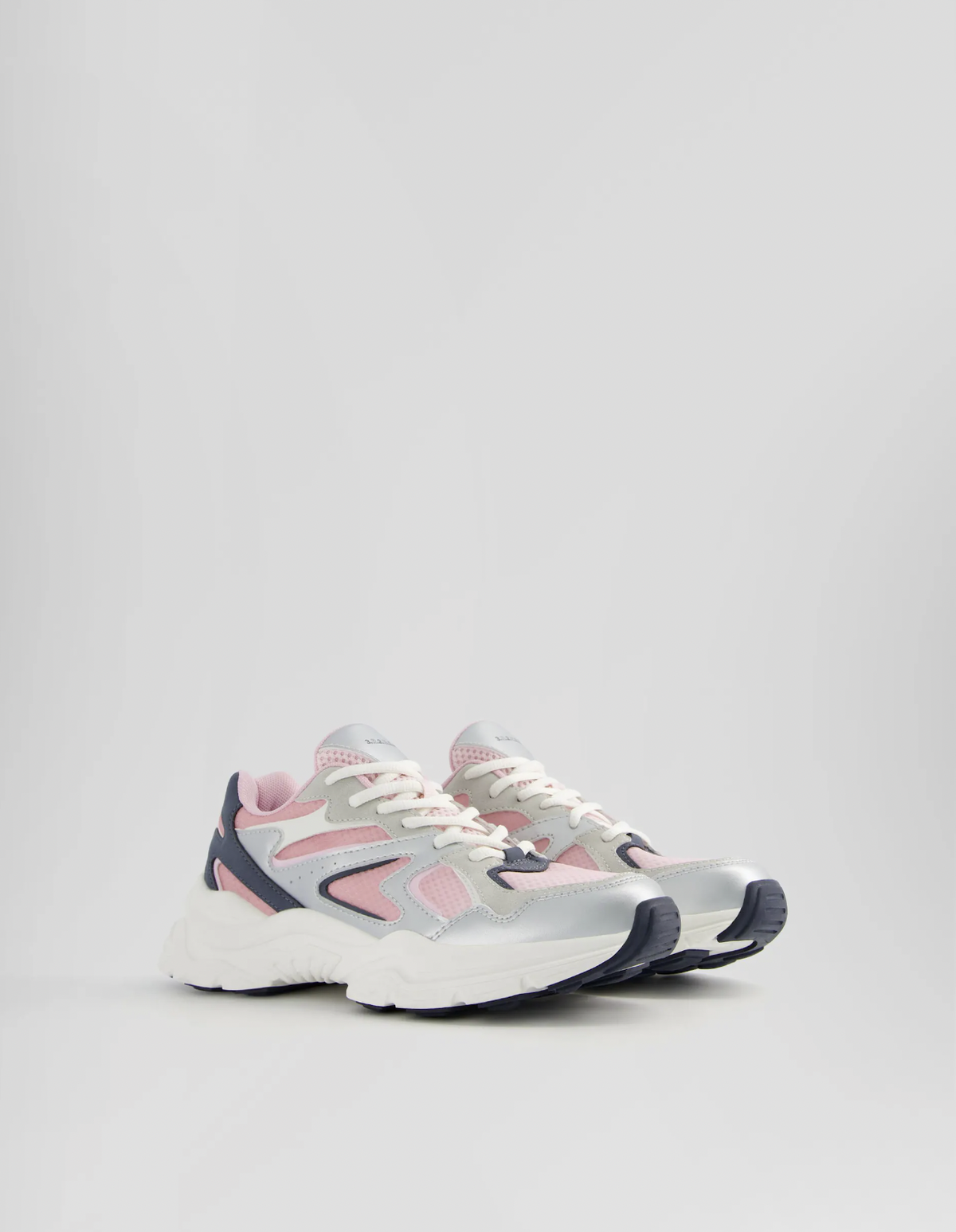 Sehr sportlich! Die Sneaker von Bershka sind nicht nur gemütlich, sonder für knapp 36 Euro ebenso ein echtes Schnäppchen.