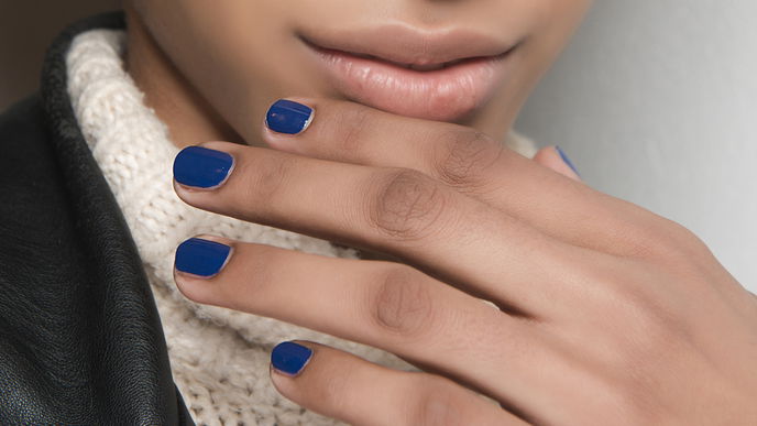 Nagel-Trends: "Velvet Navy Nails" sind ein echter Hingucker