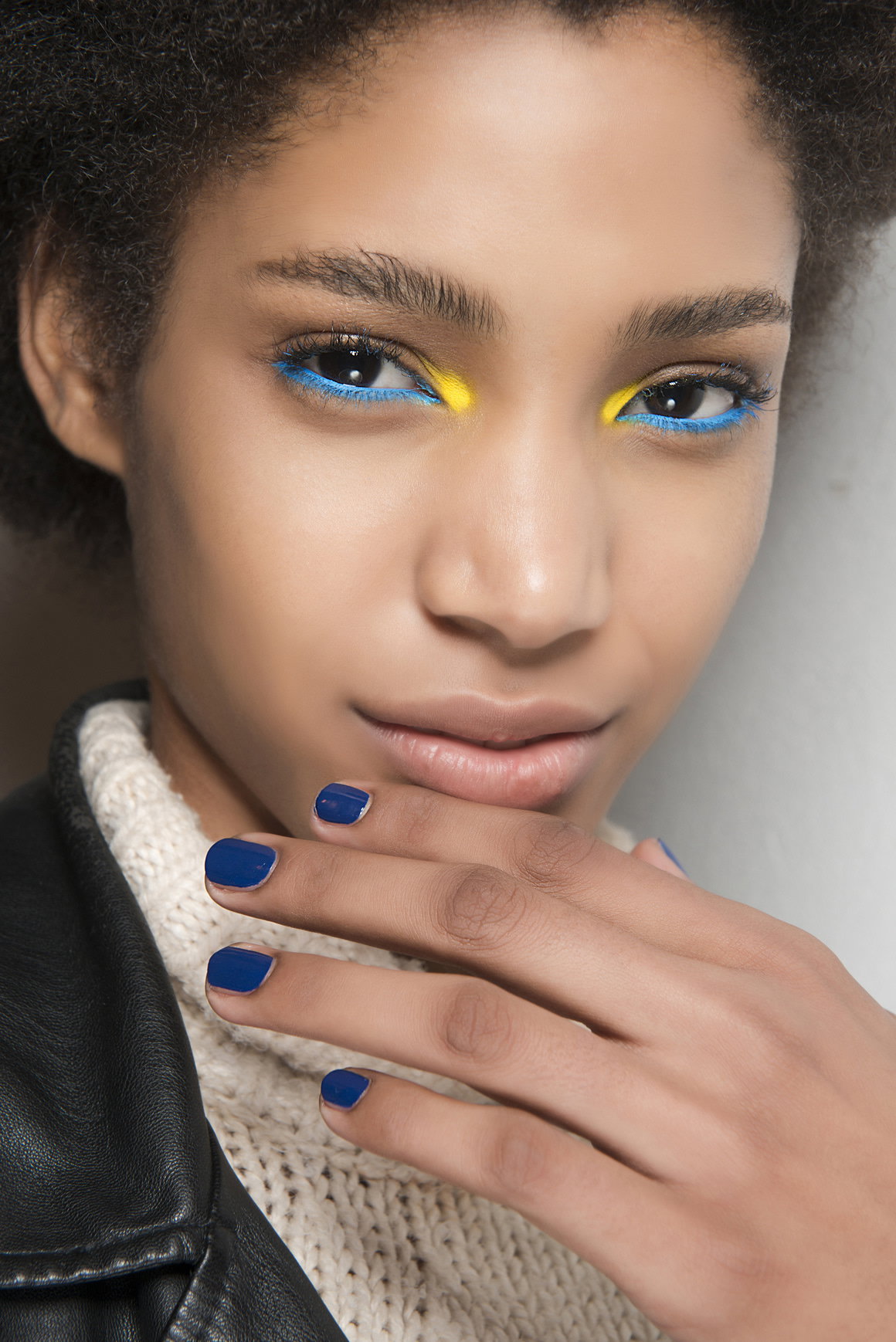 Velvet Navy Nails sorgen mit ihren satten, dunkelblauen Tönen für Herbststimmung auf den Nägeln.