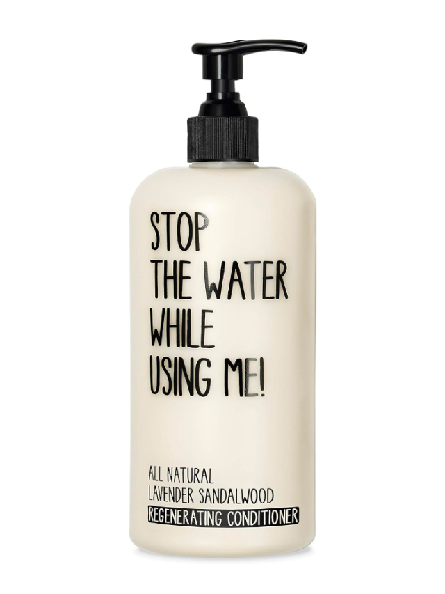 An Weihnachten kannst du auch Gutes schenken! Das geht zum Beispiel mit den Produkten von Stop The Water While Using Me . Die 100 % biologisch abbaubaren und naturbasierten Inhaltsstoffe schützen die Haut und belasten dabei weder Umwelt noch Wasserkreislauf. Wie wäre es mit dem " All Natural Shampoo & Shower Bar " oder einem schönen Conditioner? Du bekommst sie über Amazon ab ca. 14 Euro – stelle doch eine schöne Kollektion zusammen 🛒.