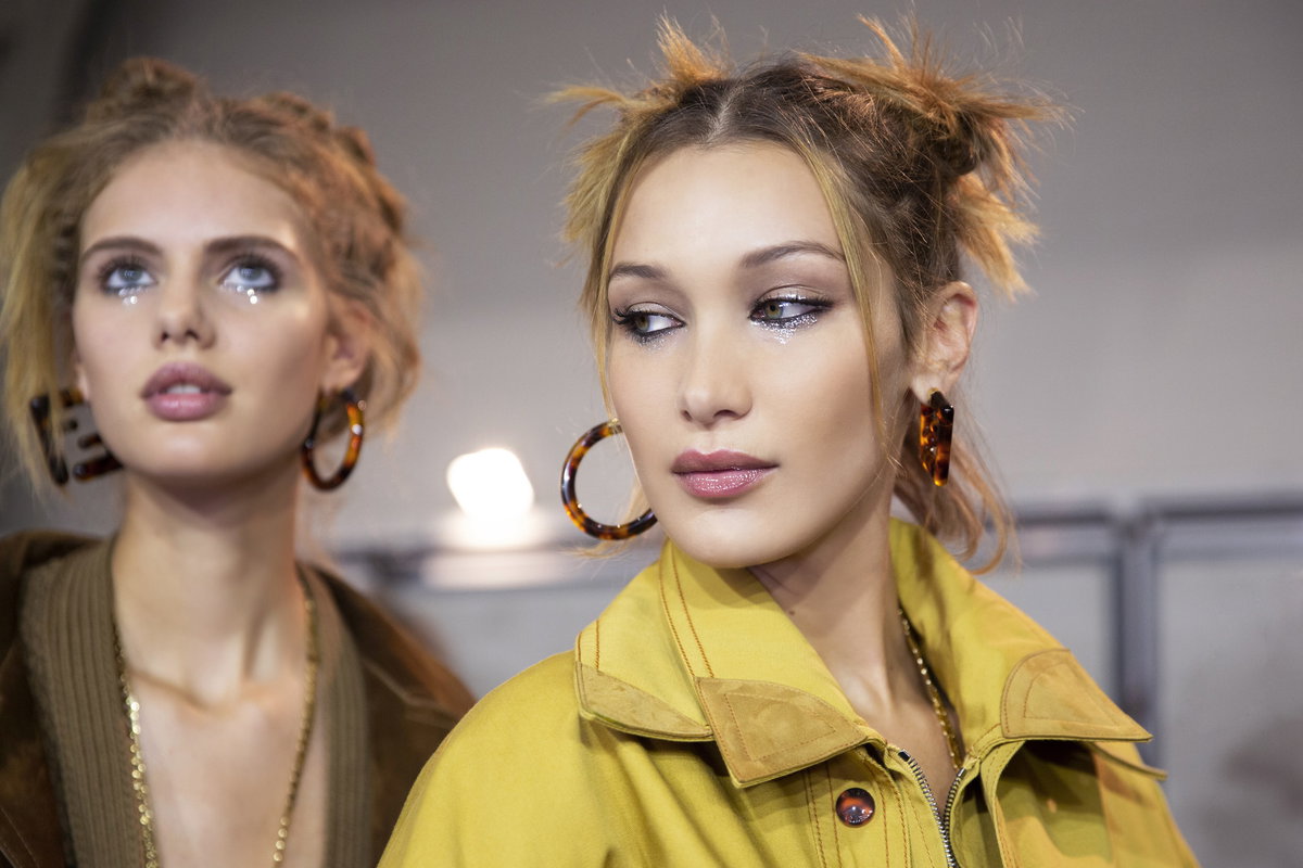 Mit einem gelungenen Silvester-Make-up kann man strahlend ins neue Jahr starten und den Abend in vollen Zügen genießen.