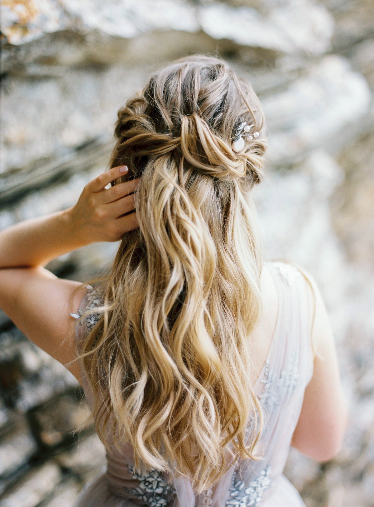 Half Updo Brautfrisur an langen, blonden Haaren