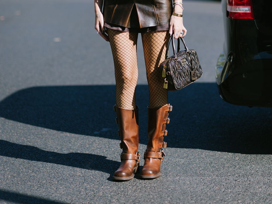 Chiara Ferragni auf der Paris Fashion Week mit braunen Biker Boots Streetstyle