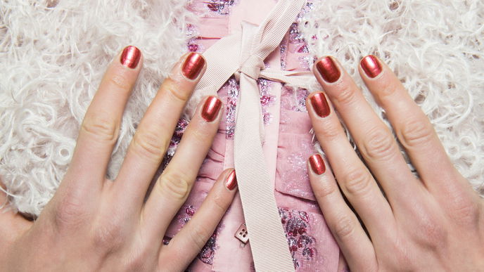Nagel-Trend 2023: "Candy Cane Glazed Nails" verpassen uns an Weihnachten einen süßen Look