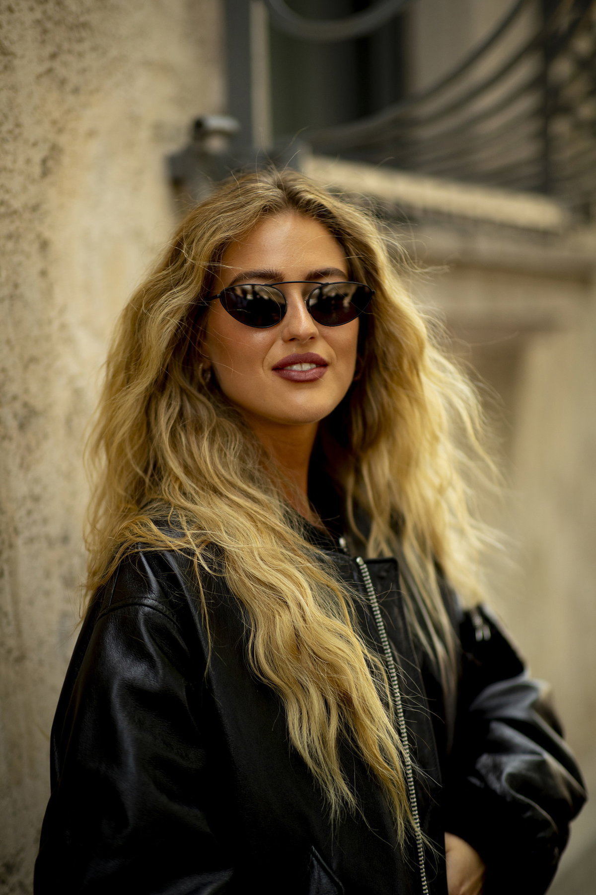 Emili Sindlev trägt ihre Lockenpracht in Trophy Blonde. Die warme, goldene Nuance bringt Licht in die dunkle Jahreszeit und verleiht jedem Haar einen strahlenden Glanz.