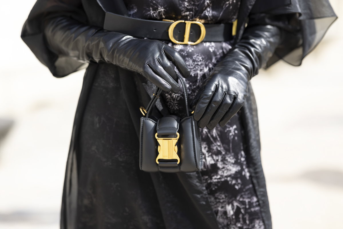 Frau trägt schwarze Lederhandschuhe Streetstyle Fashion Week