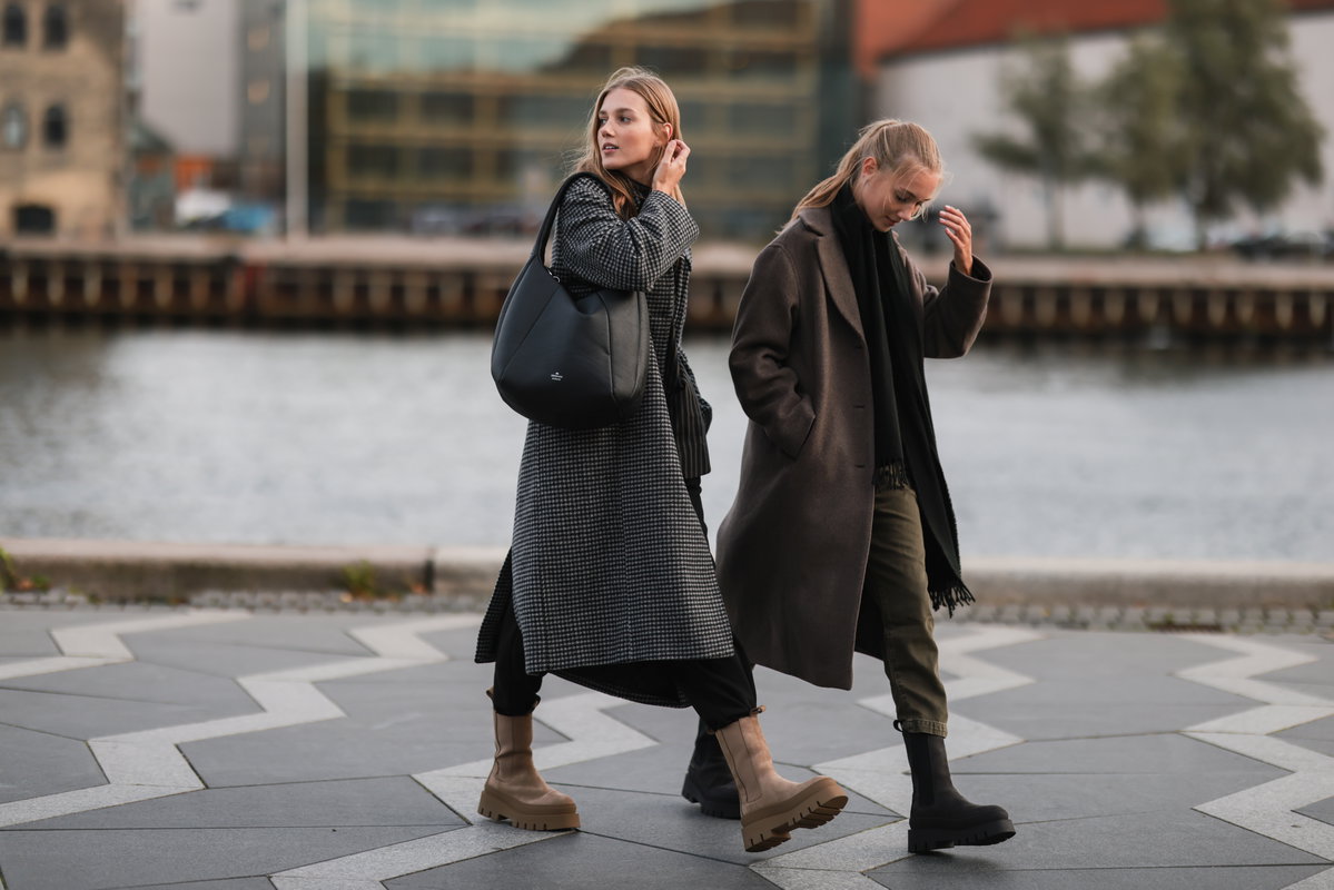 Frauen tragen Stiefeltten