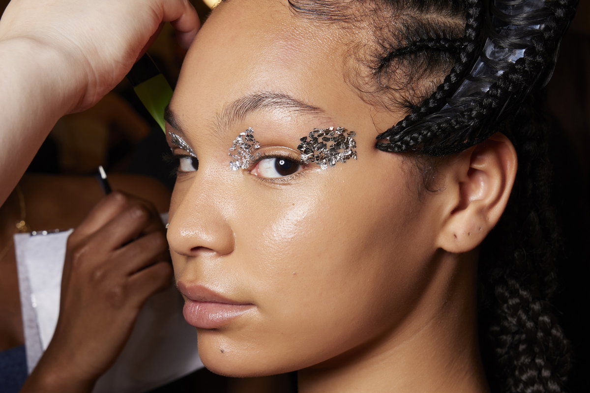 Super-beliebt für ein Silvester-Make-up sind natürlich glitzernde Highlights.