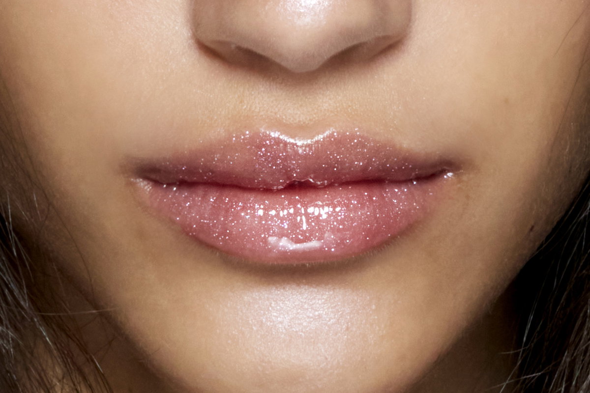 Entweder du entscheidest dich für glossy Lips mit einem Hauch von Glitzer ...