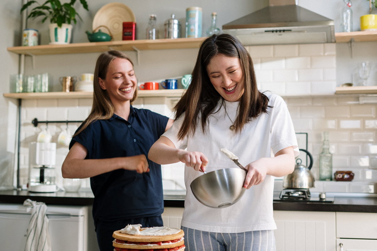 Zwei Frauen kochen