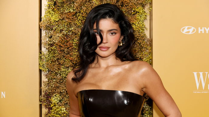 Kylie Jenner trägt ihre Nägel in diesem schokoladigen Ton - so einfach machen wir es nach