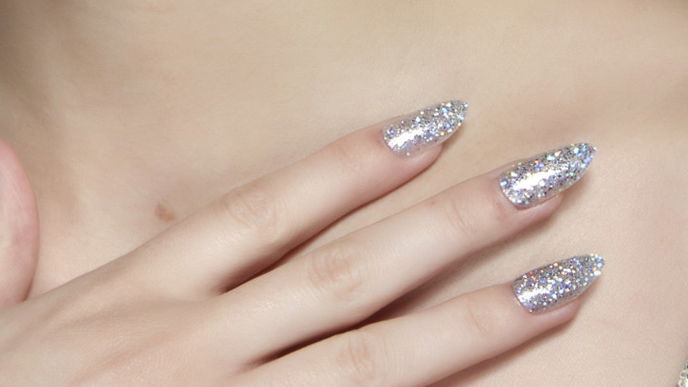 Nagel-Trend 2023: "Silver Sparkle" auf den Nails bringt dich in Weihnachtsstimmung
