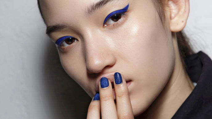 "Midnight Blue Nails" sind perfekt für alle, die im Herbst dunkle Nägel bevorzugen