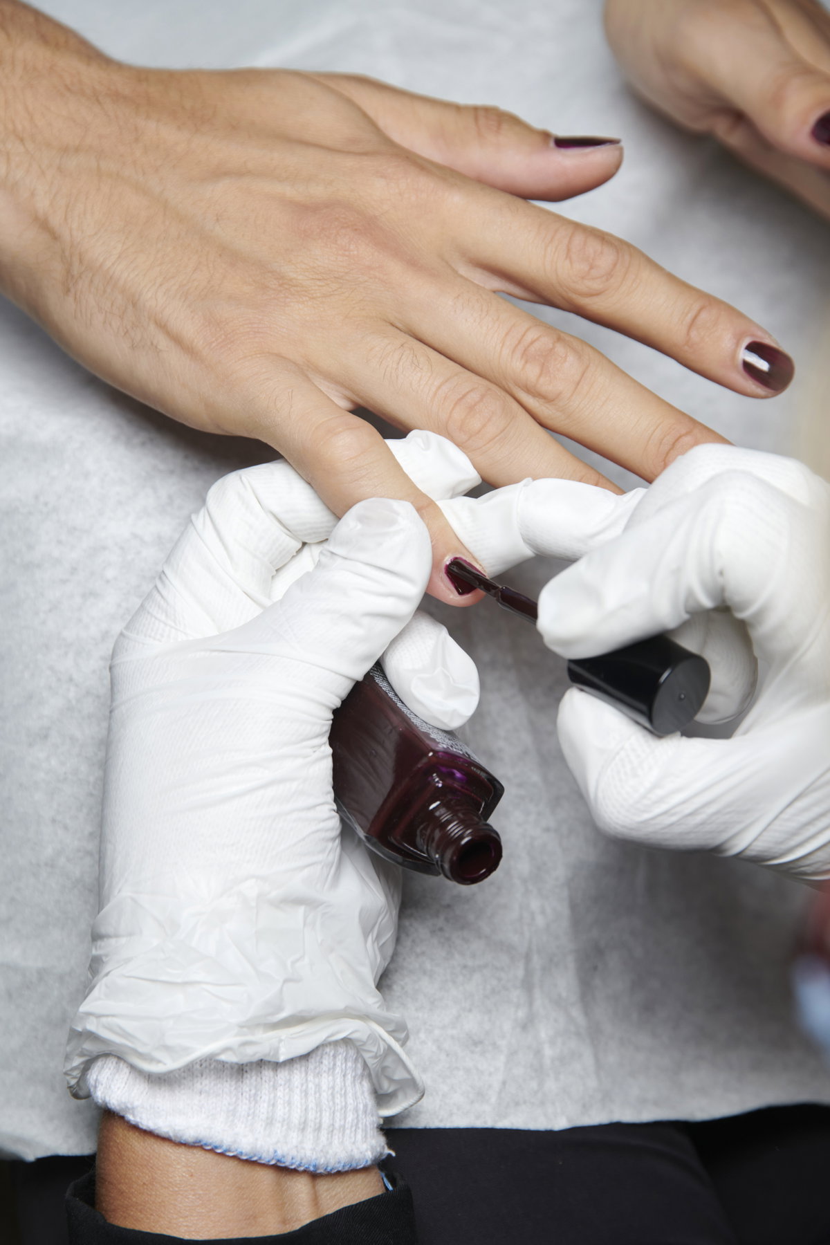 Wir erklären dir, warum dunkelrote Nails super-angesagt im Winter sind.